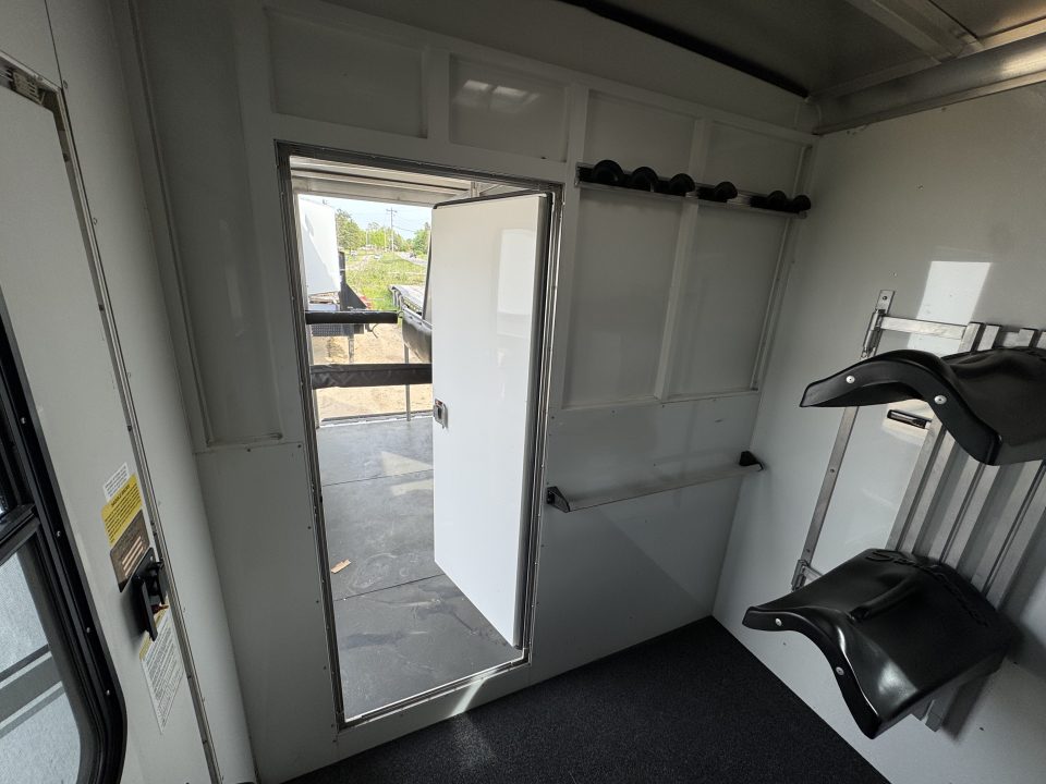 Used 2005 Sundowner Sunlite 777 w/Dress Horse Trailer