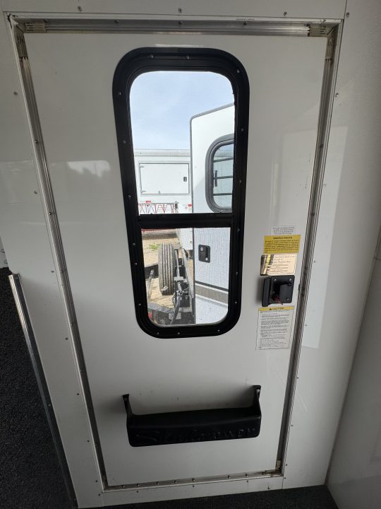 Used 2005 Sundowner Sunlite 777 w/Dress Horse Trailer