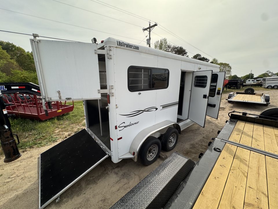 Used 2005 Sundowner Sunlite 777 w/Dress Horse Trailer