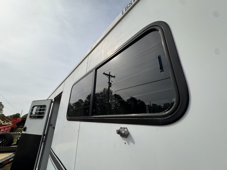 Used 2005 Sundowner Sunlite 777 w/Dress Horse Trailer