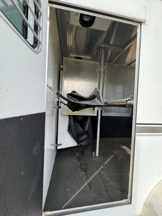 Used 2005 Sundowner Sunlite 777 w/Dress Horse Trailer