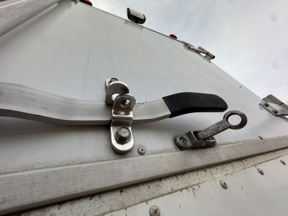 Used 2005 Sundowner Sunlite 777 w/Dress Horse Trailer