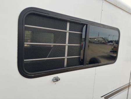 Used 2005 Sundowner Sunlite 777 w/Dress Horse Trailer