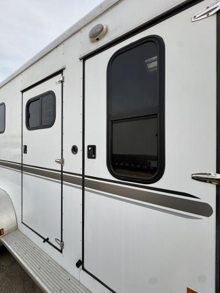 Used 2005 Sundowner Sunlite 777 w/Dress Horse Trailer
