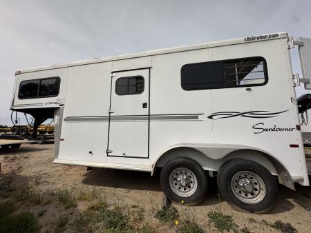 Used 2005 Sundowner Sunlite 777 w/Dress Horse Trailer