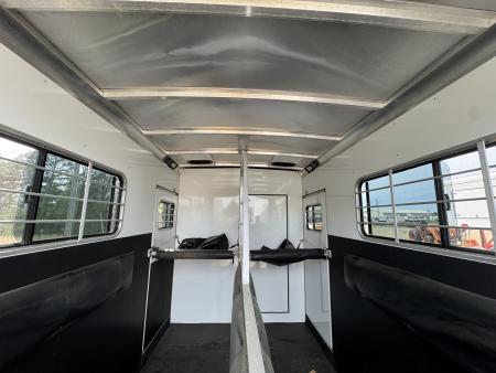 Used 2005 Sundowner Sunlite 777 w/Dress Horse Trailer