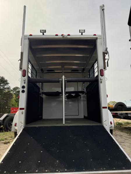Used 2005 Sundowner Sunlite 777 w/Dress Horse Trailer