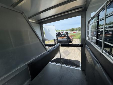 Used 2005 Sundowner Sunlite 777 w/Dress Horse Trailer