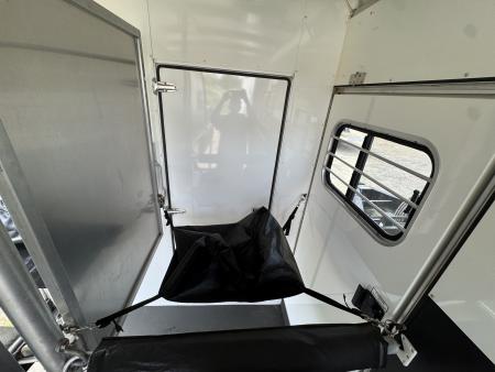 Used 2005 Sundowner Sunlite 777 w/Dress Horse Trailer