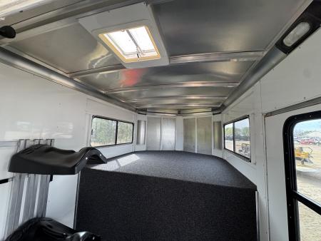 Used 2005 Sundowner Sunlite 777 w/Dress Horse Trailer