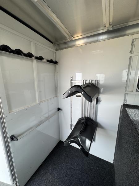 Used 2005 Sundowner Sunlite 777 w/Dress Horse Trailer