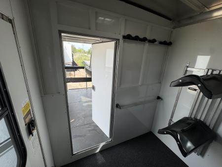 Used 2005 Sundowner Sunlite 777 w/Dress Horse Trailer