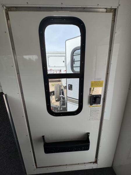 Used 2005 Sundowner Sunlite 777 w/Dress Horse Trailer