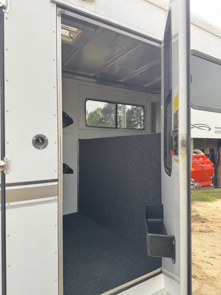 Used 2005 Sundowner Sunlite 777 w/Dress Horse Trailer
