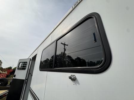 Used 2005 Sundowner Sunlite 777 w/Dress Horse Trailer