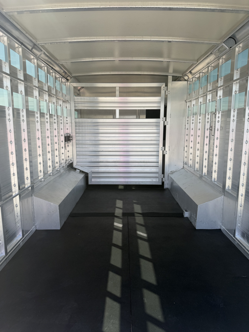 Used 2017 Cimarron Stock Combo Living Quarters Gooseneck Trailer