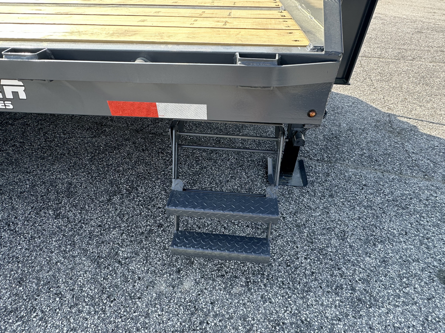 New 2026 DOWN 2 EARTH GOOSENECK 40' 25K DUAL TANDEM EQUIPMENT HAULER WITH WINCH RAIL