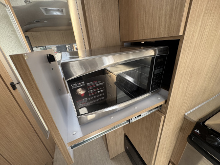 Used 2018 Airstream Flying Cloud 27FB Travel Trailer