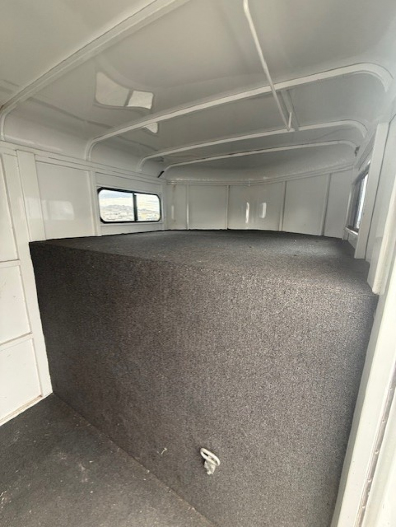 Used 2002 Logan Coach 3H Horse Trailer