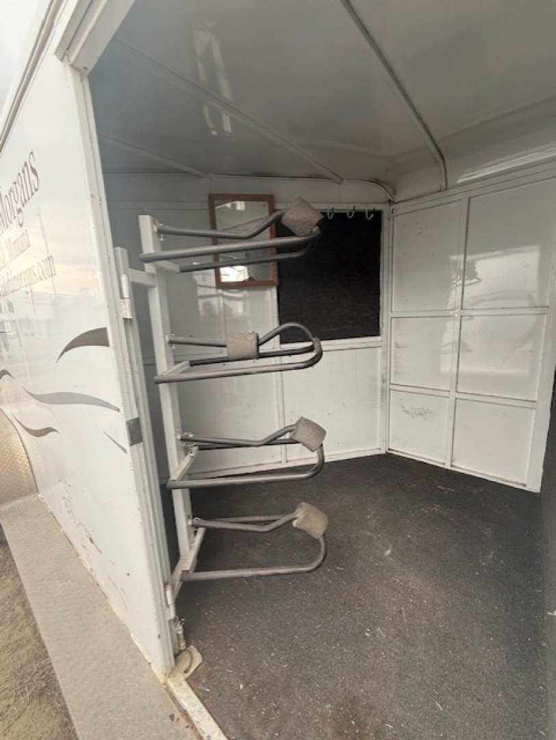 Used 2002 Logan Coach 3H Horse Trailer