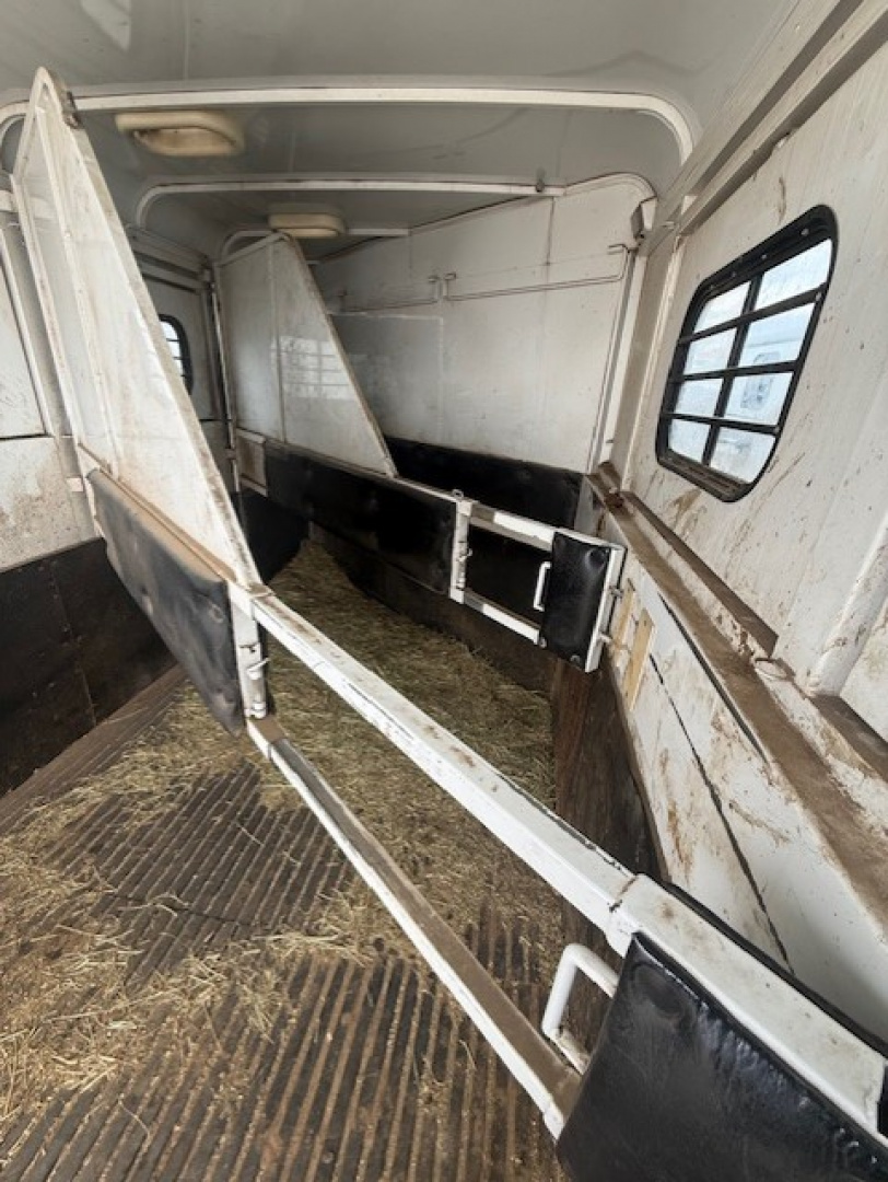 Used 2002 Logan Coach 3H Horse Trailer