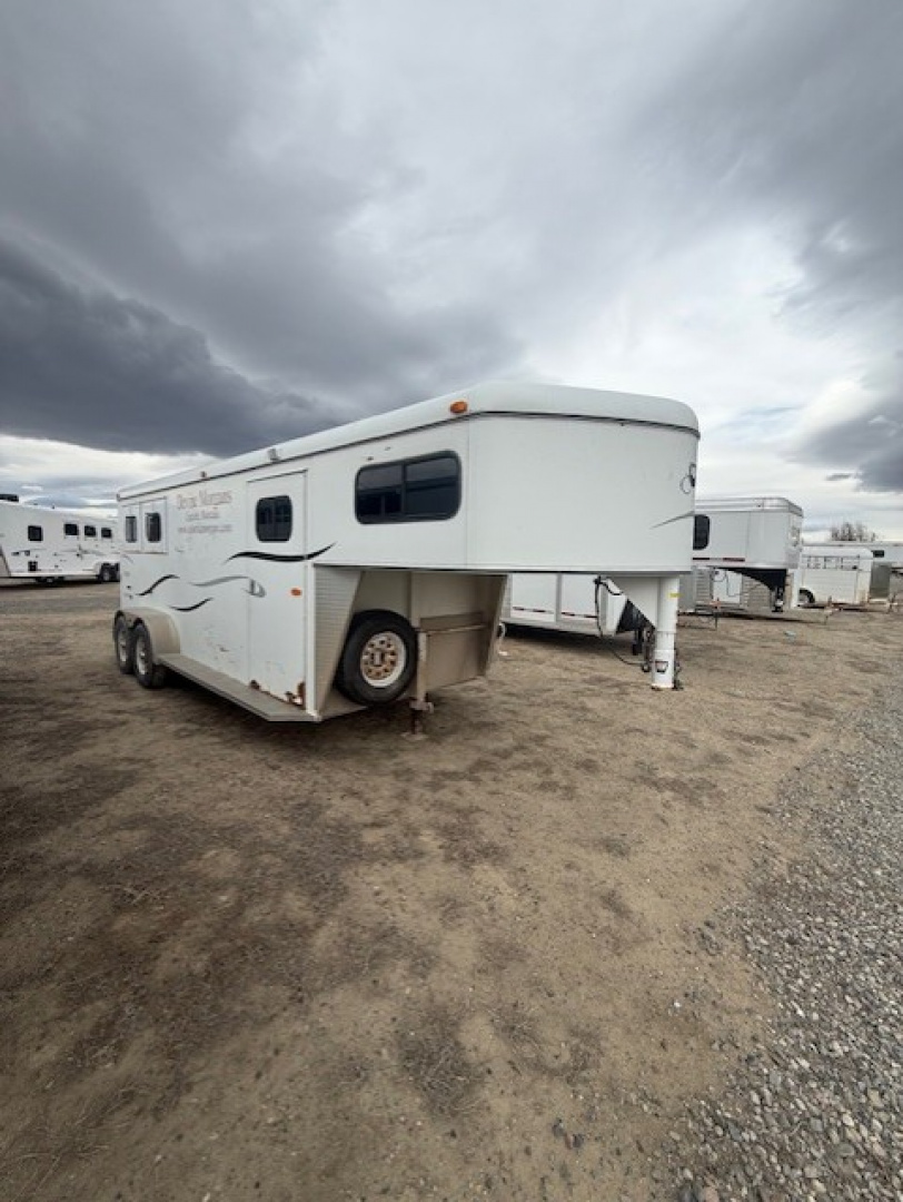 Used 2002 Logan Coach 3H Horse Trailer