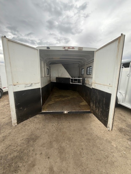 Used 2002 Logan Coach 3H Horse Trailer