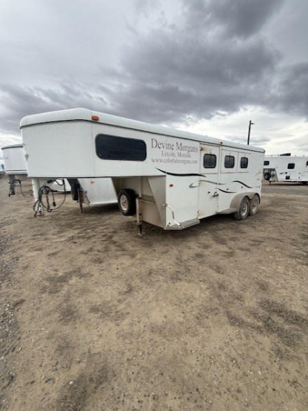 Used 2002 Logan Coach 3H Horse Trailer