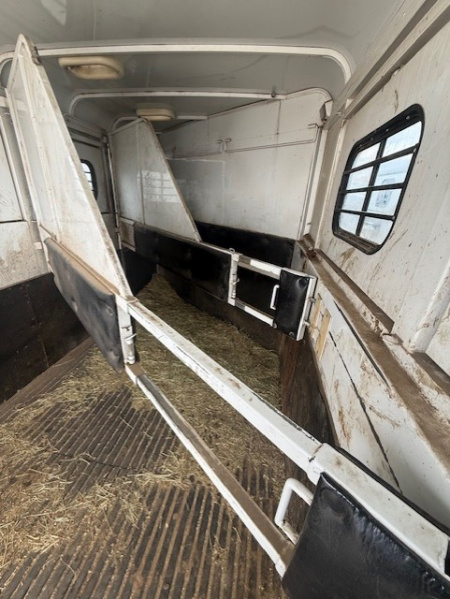 Used 2002 Logan Coach 3H Horse Trailer