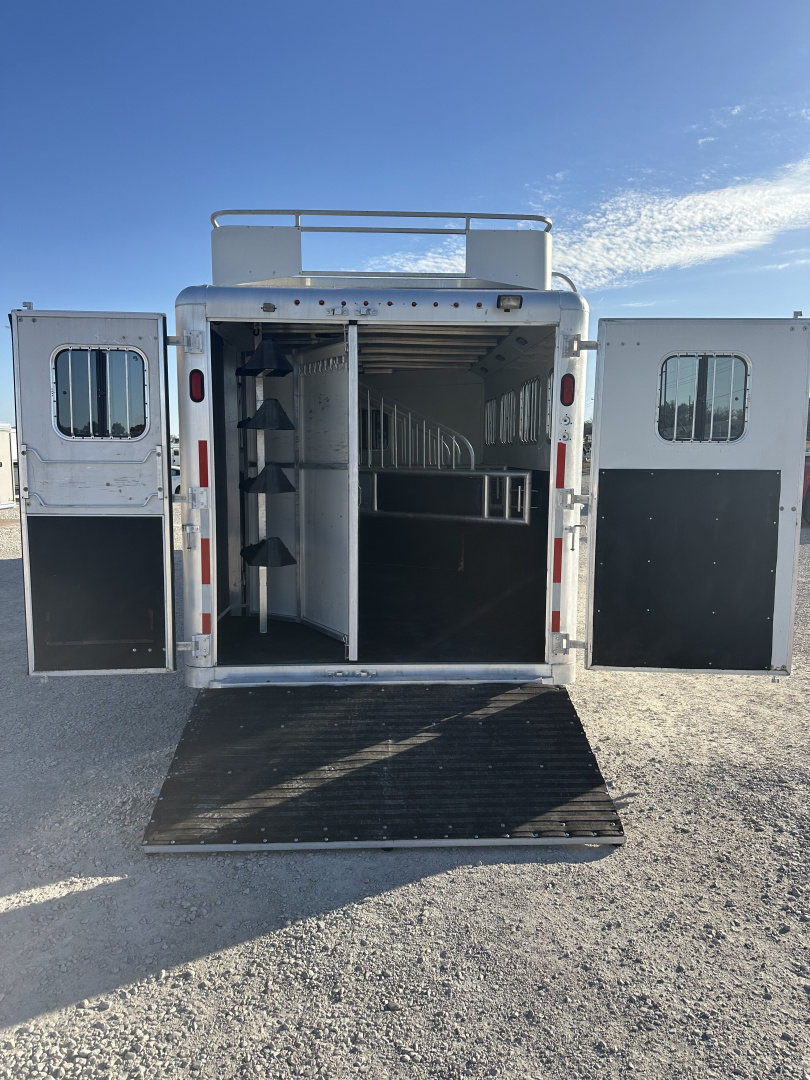 Used 2004 Merhow 4 Horse Gooseneck With Mid Tack Horse Trailer