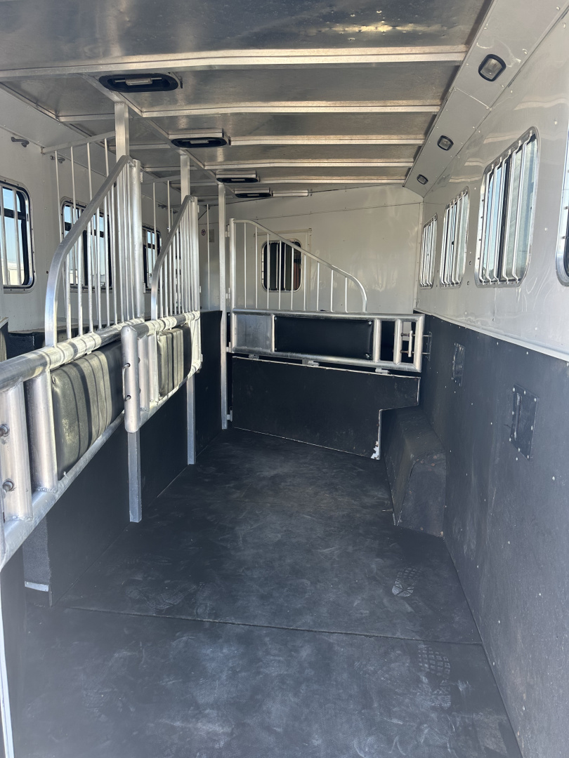 Used 2004 Merhow 4 Horse Gooseneck With Mid Tack Horse Trailer
