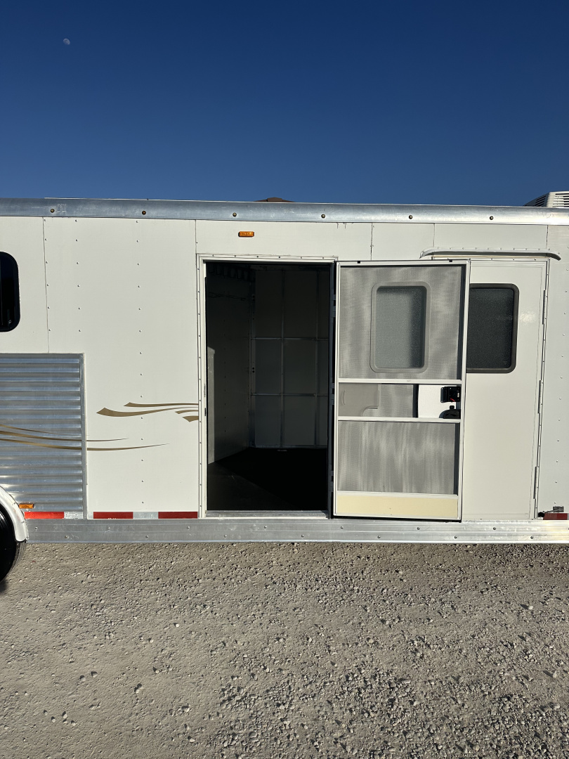 Used 2004 Merhow 4 Horse Gooseneck With Mid Tack Horse Trailer