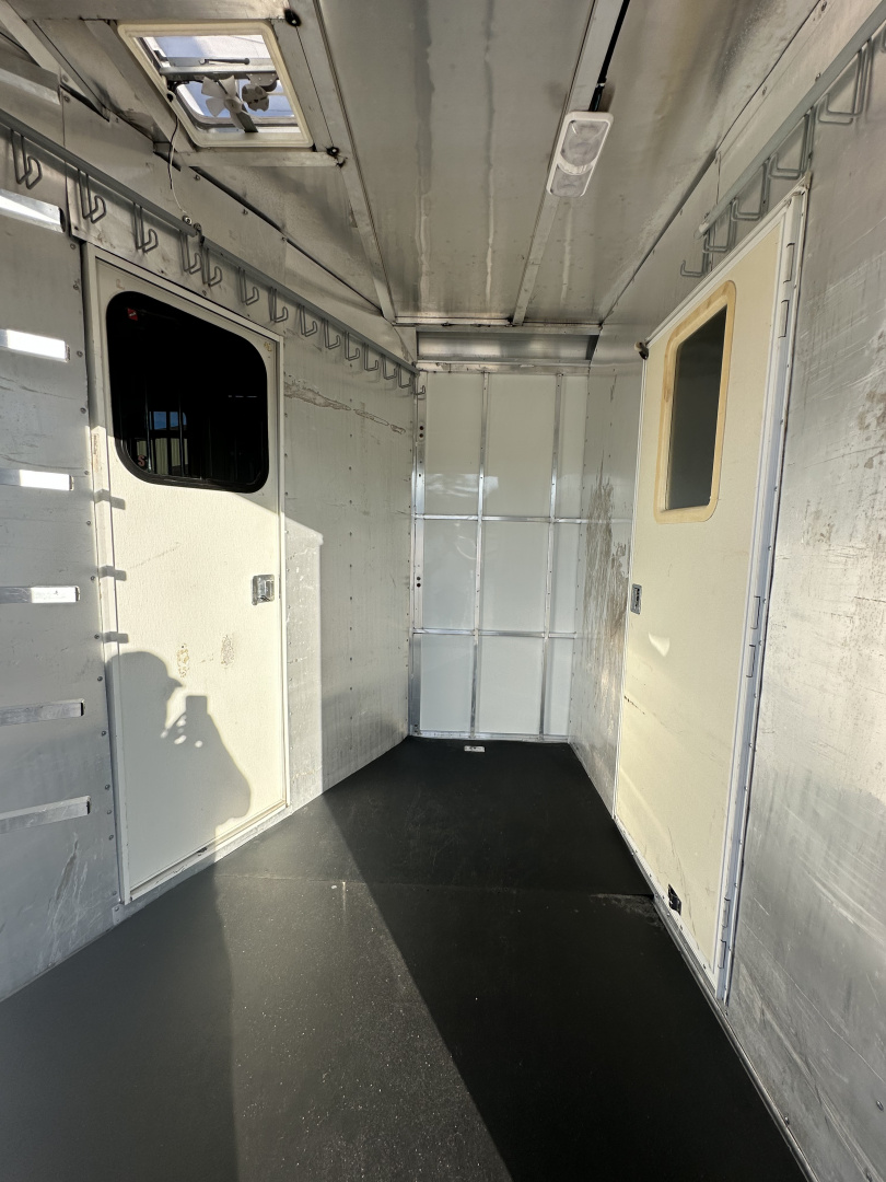 Used 2004 Merhow 4 Horse Gooseneck With Mid Tack Horse Trailer