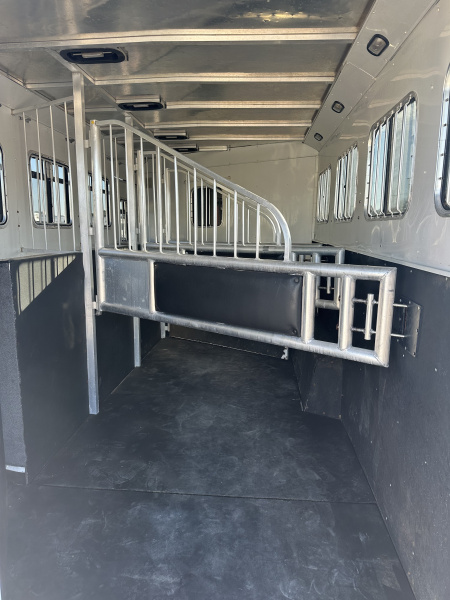 Used 2004 Merhow 4 Horse Gooseneck With Mid Tack Horse Trailer