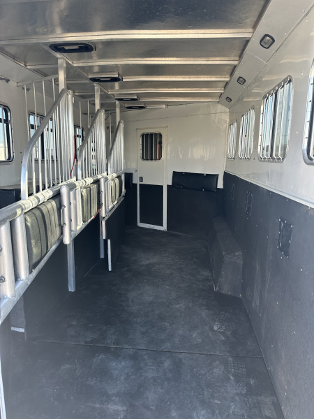 Used 2004 Merhow 4 Horse Gooseneck With Mid Tack Horse Trailer