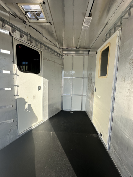 Used 2004 Merhow 4 Horse Gooseneck With Mid Tack Horse Trailer