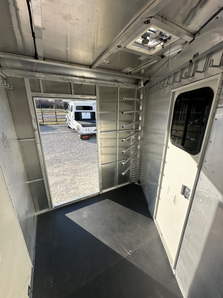 Used 2004 Merhow 4 Horse Gooseneck With Mid Tack Horse Trailer