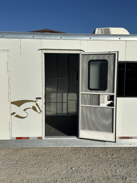 Used 2004 Merhow 4 Horse Gooseneck With Mid Tack Horse Trailer