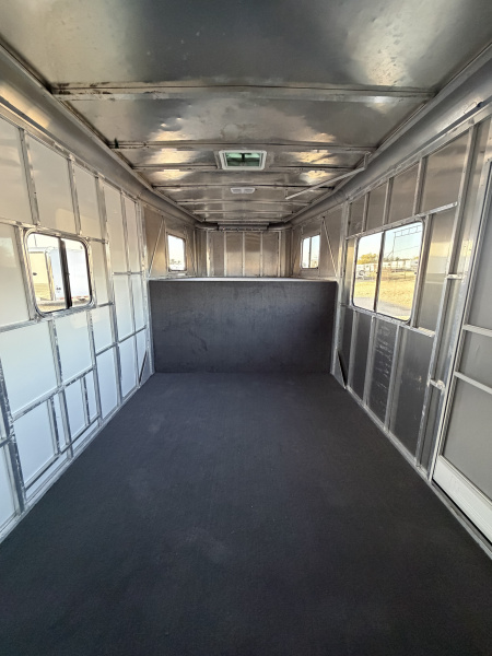 Used 2004 Merhow 4 Horse Gooseneck With Mid Tack Horse Trailer