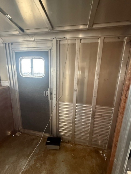 Used 2005 Platinum 4H Horse Trailer
