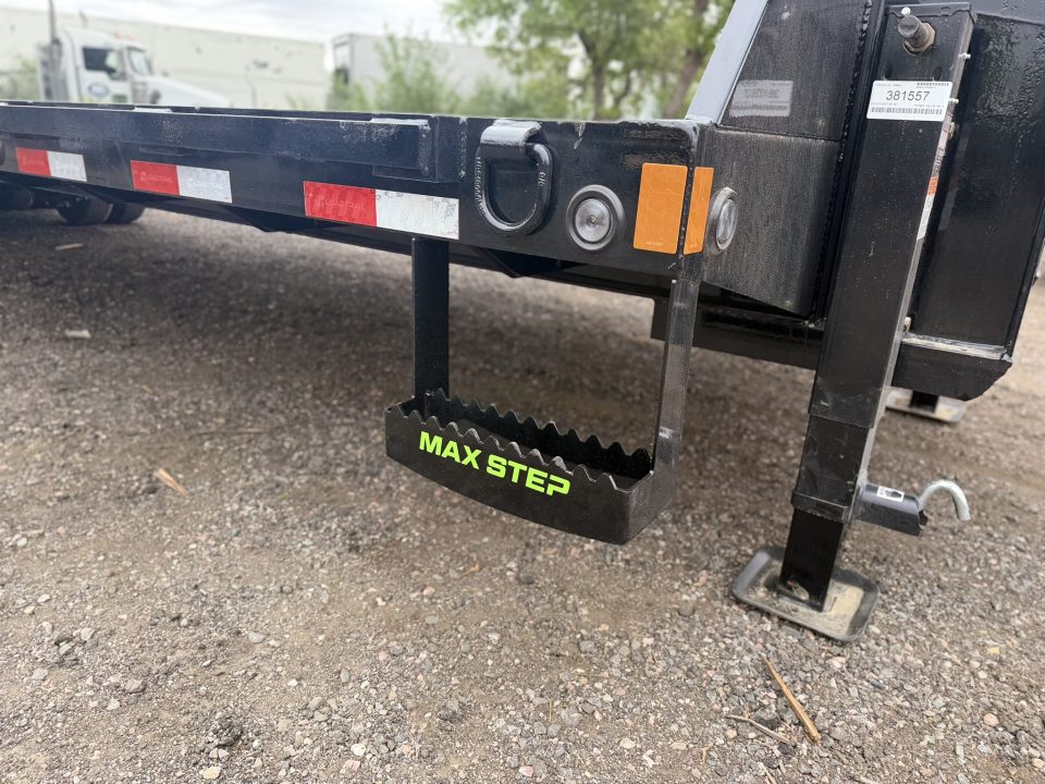New 2026 Load Trail 8.5-32 Tandem Dual Gooseneck Deckover Equipment Hauler 24K GVWR
