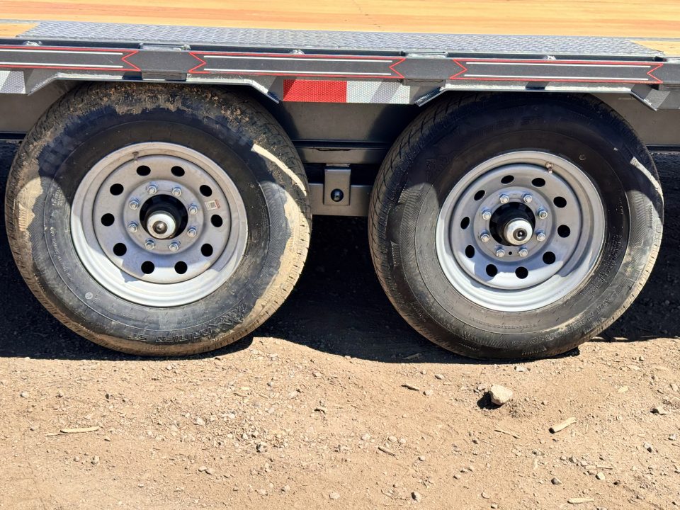 New 2026 Diamond T 8.5-25 Gooseneck Deckover Equipment Hauler 16K GVWR