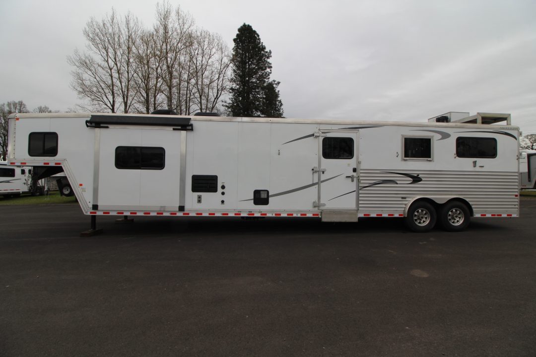 Used 2018 Merhow 8214 LQ - RARE 3+1 or 2+1 or 2 box stalls - w/ side & rear ramp -- BEAUTIFUL INTERIOR
