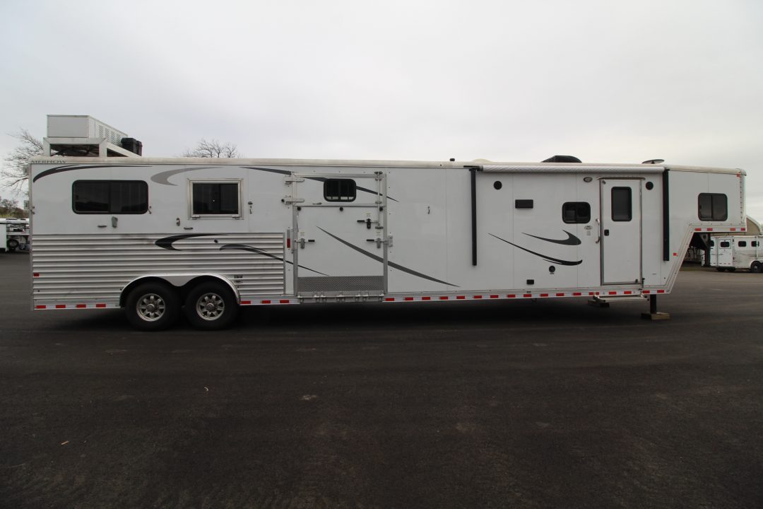 Used 2018 Merhow 8214 LQ - RARE 3+1 or 2+1 or 2 box stalls - w/ side & rear ramp -- BEAUTIFUL INTERIOR