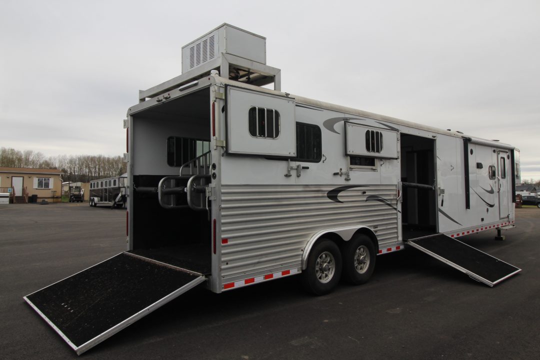 Used 2018 Merhow 8214 LQ - RARE 3+1 or 2+1 or 2 box stalls - w/ side & rear ramp -- BEAUTIFUL INTERIOR