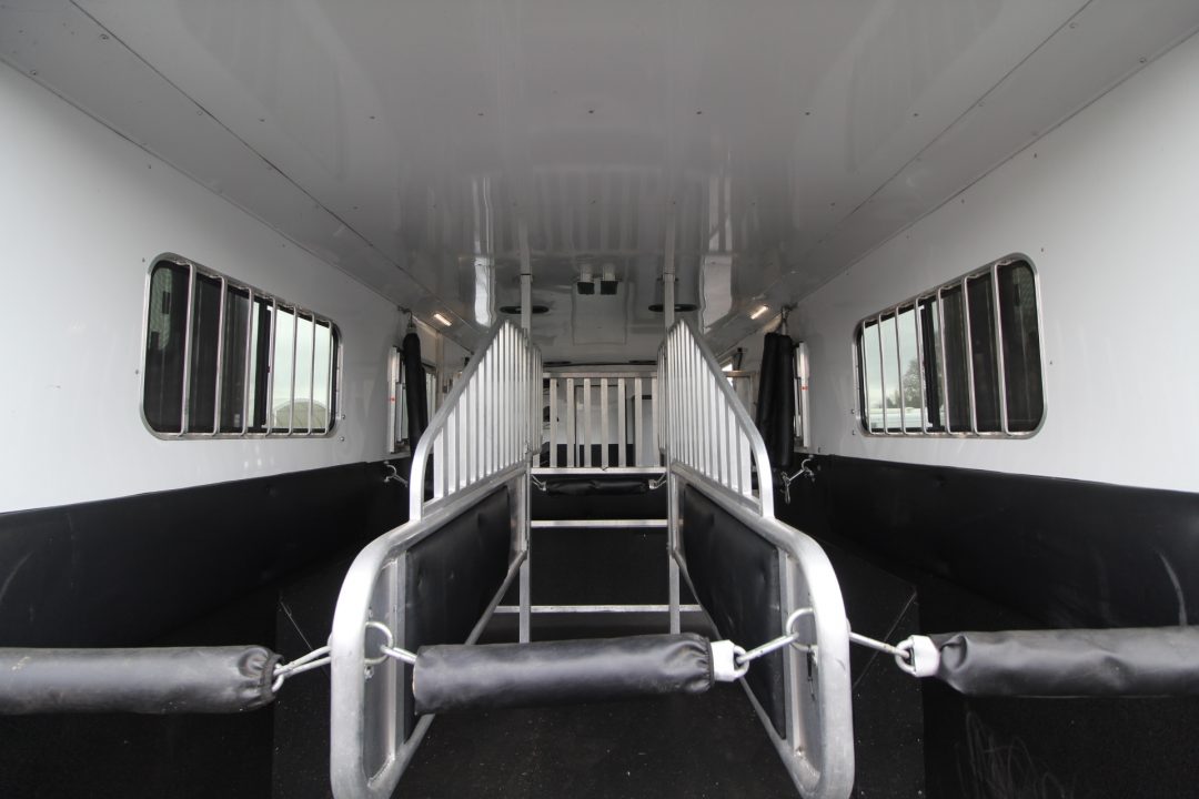 Used 2018 Merhow 8214 LQ - RARE 3+1 or 2+1 or 2 box stalls - w/ side & rear ramp -- BEAUTIFUL INTERIOR