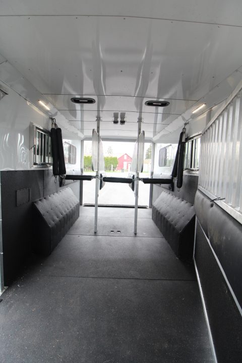 Used 2018 Merhow 8214 LQ - RARE 3+1 or 2+1 or 2 box stalls - w/ side & rear ramp -- BEAUTIFUL INTERIOR