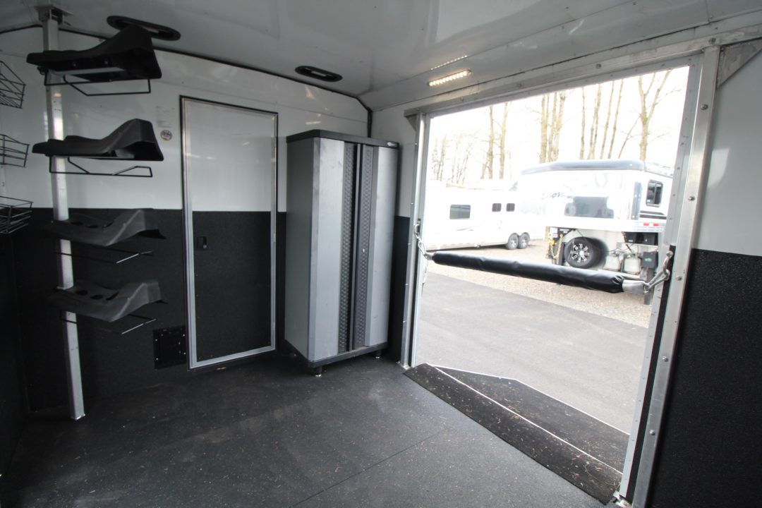 Used 2018 Merhow 8214 LQ - RARE 3+1 or 2+1 or 2 box stalls - w/ side & rear ramp -- BEAUTIFUL INTERIOR