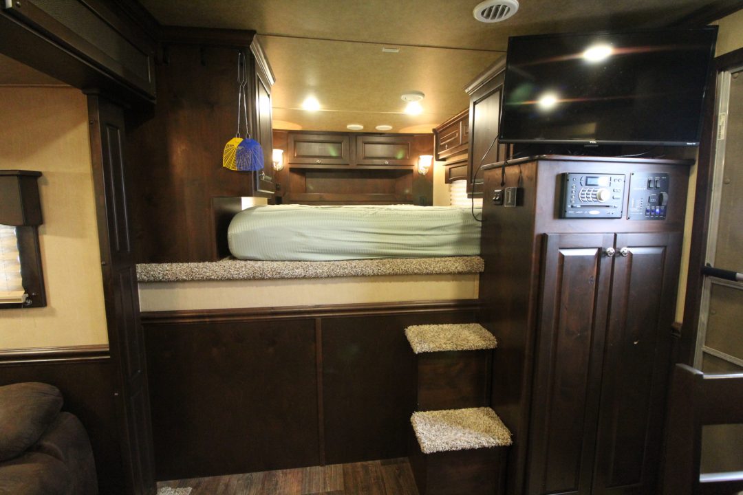 Used 2018 Merhow 8214 LQ - RARE 3+1 or 2+1 or 2 box stalls - w/ side & rear ramp -- BEAUTIFUL INTERIOR