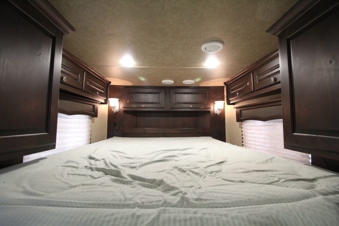 Used 2018 Merhow 8214 LQ - RARE 3+1 or 2+1 or 2 box stalls - w/ side & rear ramp -- BEAUTIFUL INTERIOR